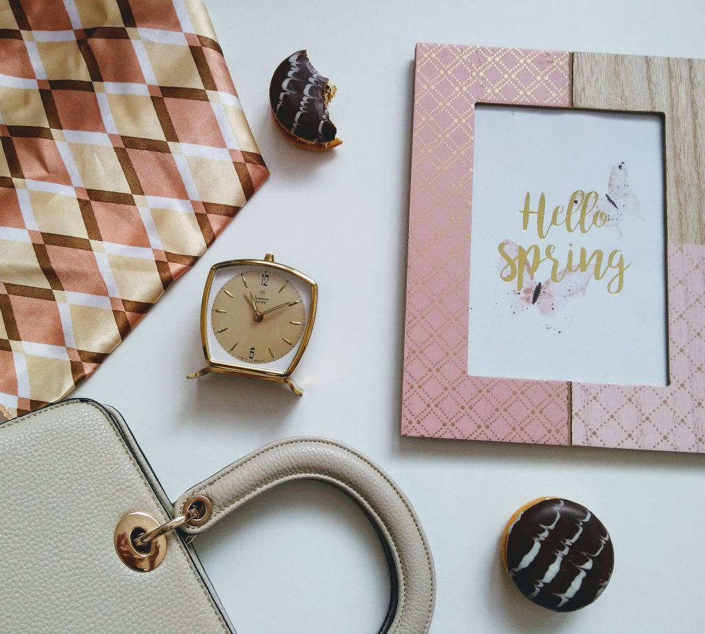 flatlay, jar prichádza